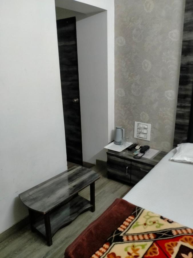 Hotel Broadway Colaba Bombaim Exterior foto