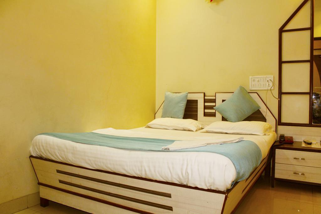 Hotel Broadway Colaba Bombaim Exterior foto