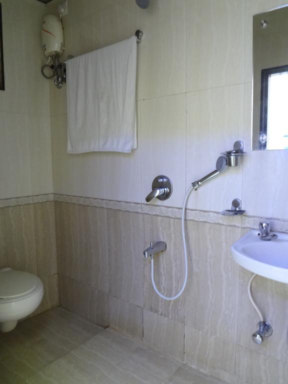 Hotel Broadway Colaba Bombaim Quarto foto