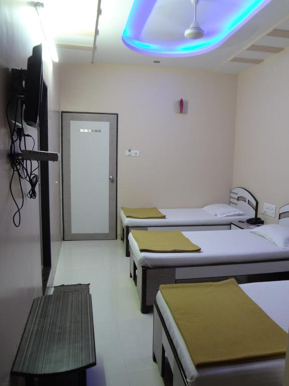 Hotel Broadway Colaba Bombaim Quarto foto