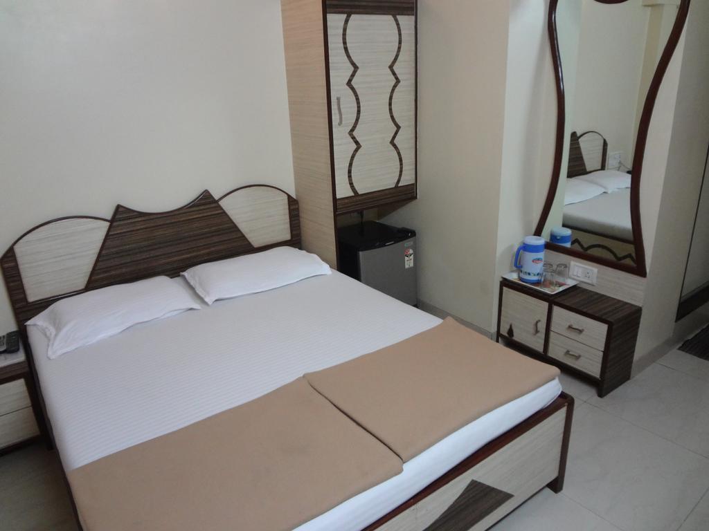 Hotel Broadway Colaba Bombaim Exterior foto