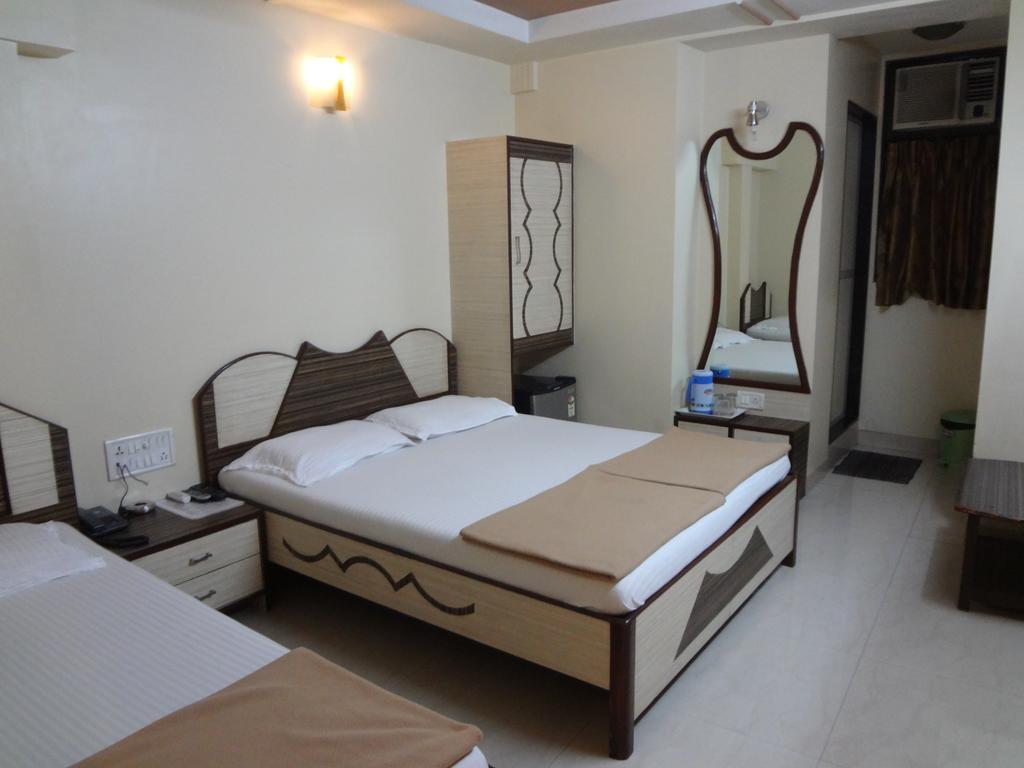 Hotel Broadway Colaba Bombaim Quarto foto