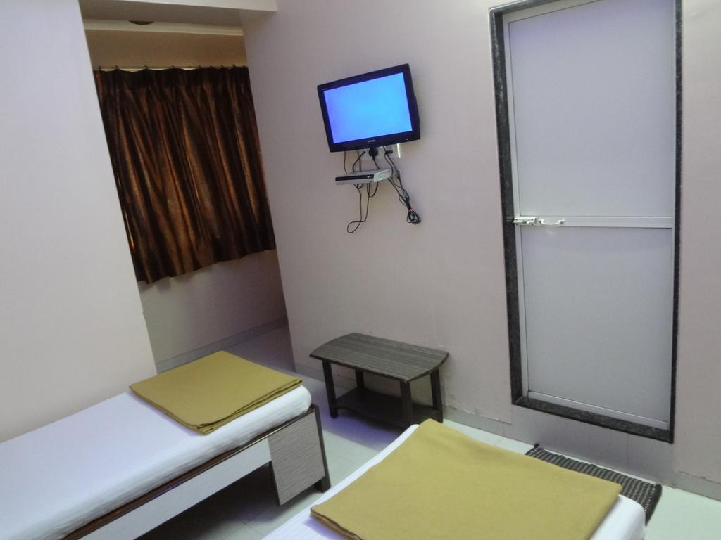 Hotel Broadway Colaba Bombaim Quarto foto