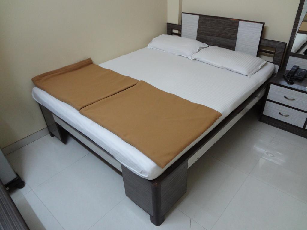 Hotel Broadway Colaba Bombaim Quarto foto